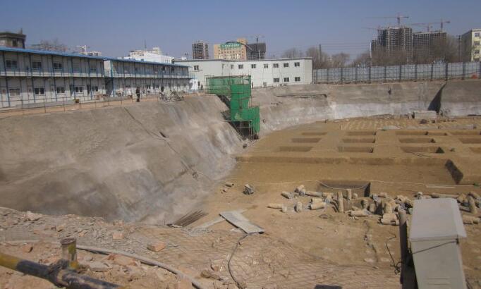 襄阳建筑工程基坑坍塌的常见原因有哪些(图1) 襄阳建筑工程基坑